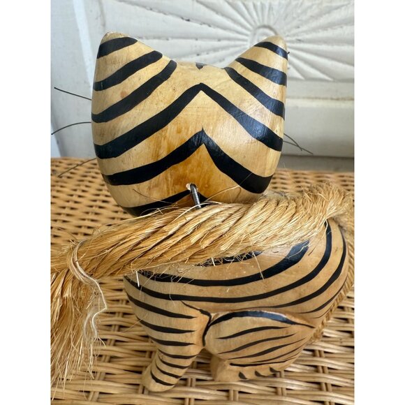 Vintage 90's Folk Art Wood Cat Yellow Black Stripes Jute Rope Tail - Picture 10 of 10